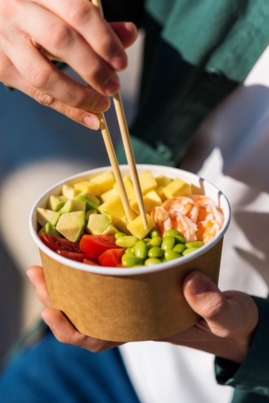 Verse pokebowl van Aloha Bowl & Bites, ter plekke bereid uit de foodtruck