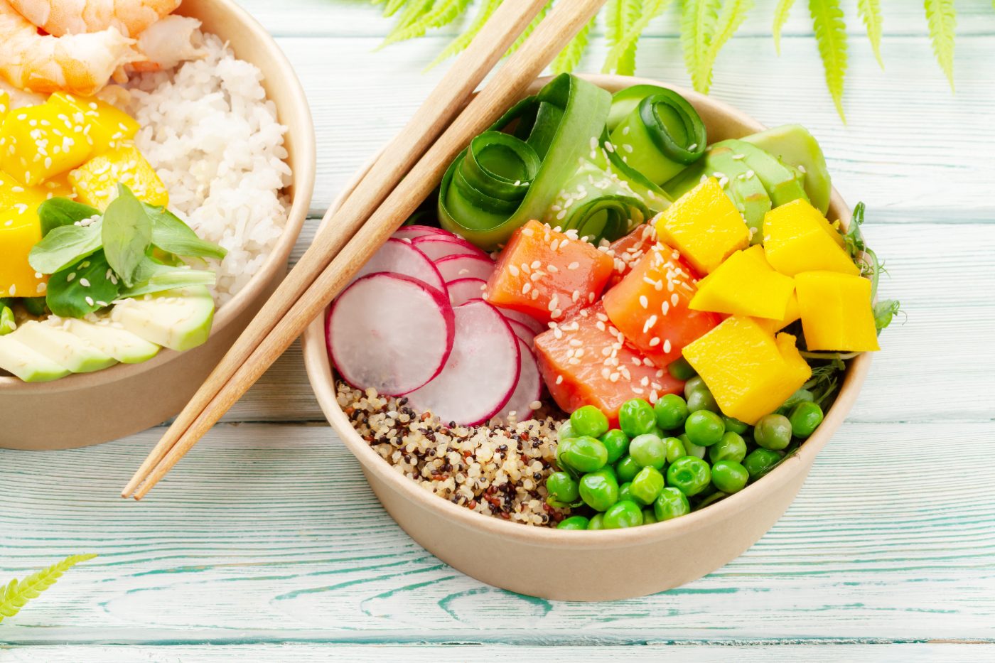 Kleurrijke pokebowl met rijst, verse groente en topping